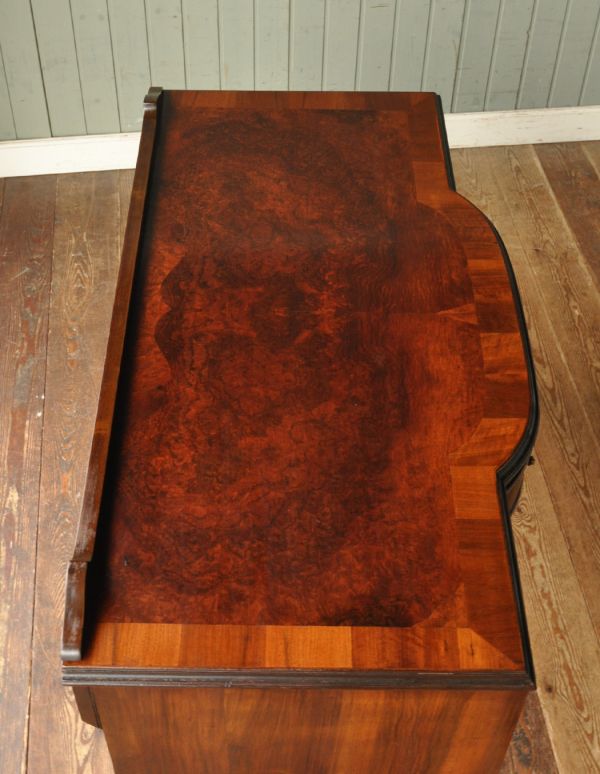 ロイドテーブル　アンティーク家具　英国のアンティーク家具、ウォルナット材のライティングデスク。広い天板は作業がしやすくて重宝しますよ！きちんとお直ししているので、天板もキレイな状態です。(q-434-f)