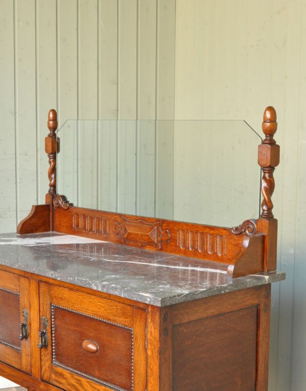 ウォッシュスタンド アンティーク家具 アンティークの英国家具、大理石天板のウォッシュスタンド。当時、水の跳ね返りを防ぐために造られたと思われるガラスがたっています。(q-435-f)