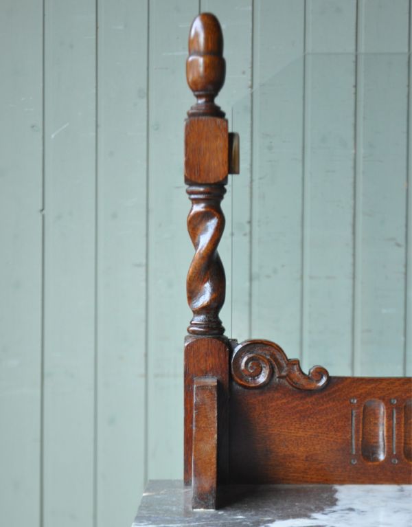 ウォッシュスタンド アンティーク家具 アンティークの英国家具、大理石天板のウォッシュスタンド。ツイストのデザインが入っていて英国家具らしい存在感があります。(q-435-f)