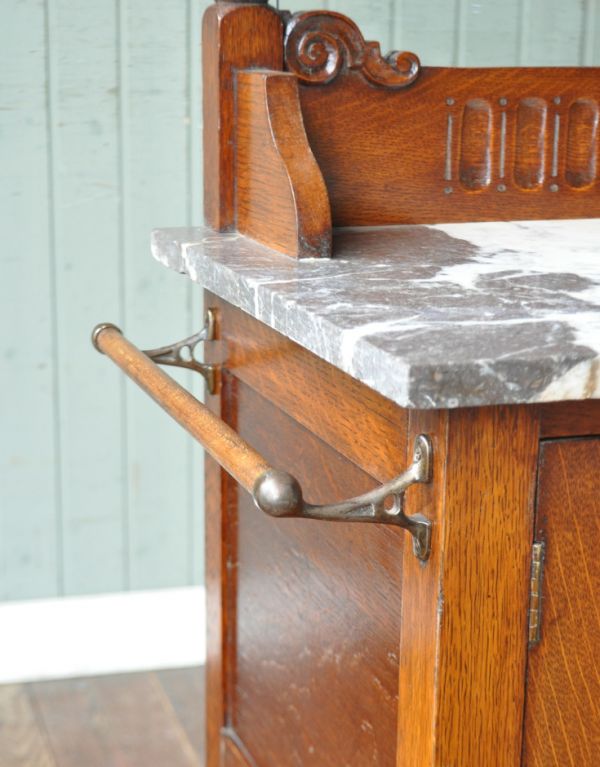 ウォッシュスタンド アンティーク家具 アンティークの英国家具、大理石天板のウォッシュスタンド。向かって左側にタオルバーがあります。(q-435-f)