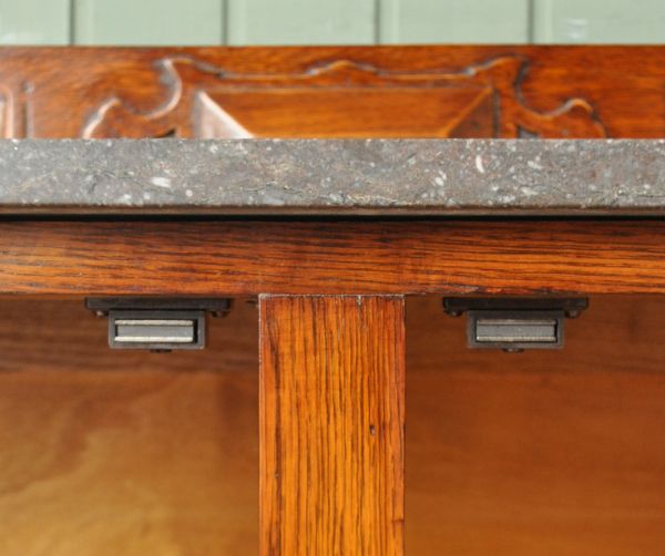 ウォッシュスタンド アンティーク家具 アンティークの英国家具、大理石天板のウォッシュスタンド。扉にはマグネットが付いているので、開け閉めはスムーズです。(q-435-f)