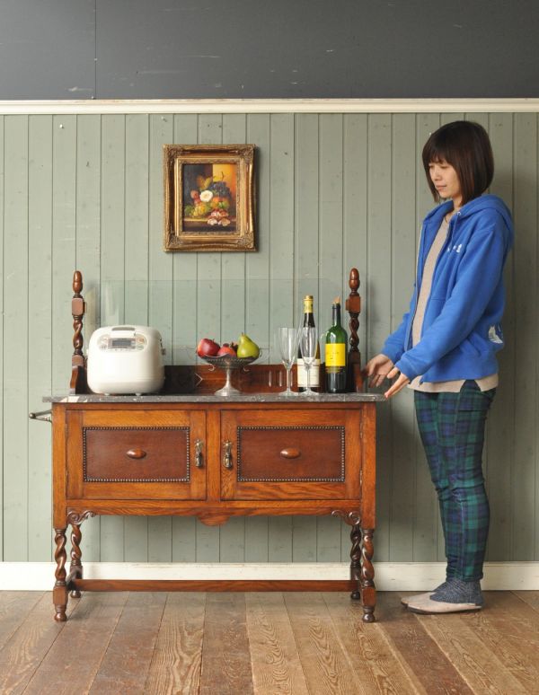 ウォッシュスタンド アンティーク家具 アンティークの英国家具、大理石天板のウォッシュスタンド。ジャーや電話機などの家電を置いても自然になじみます。(q-435-f)