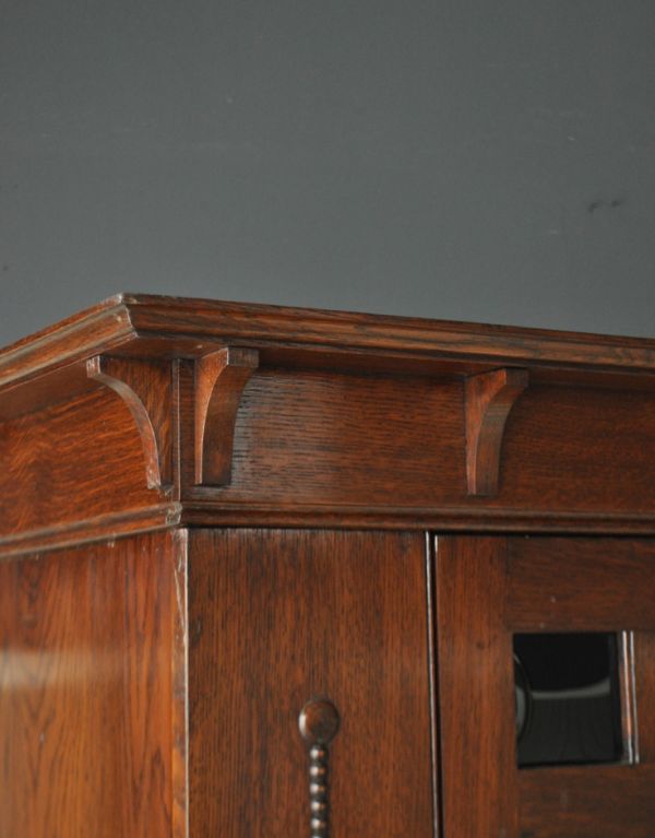 アンティークのキャビネット　アンティーク家具　丸い鏡付きのアンティーク英国家具、オーク材のホールローブ。隅々にまでこだわった装飾が見られます。(q-438-f)