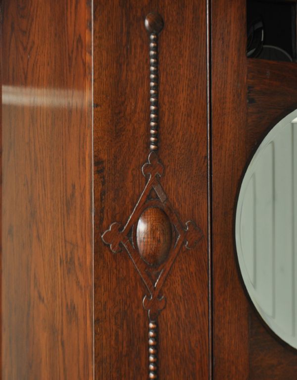 アンティークのキャビネット　アンティーク家具　丸い鏡付きのアンティーク英国家具、オーク材のホールローブ。扉には華やかな雰囲気の装飾。(q-438-f)