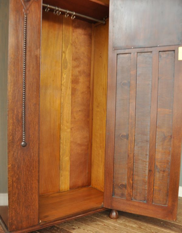 アンティークのキャビネット　アンティーク家具　丸い鏡付きのアンティーク英国家具、オーク材のホールローブ。扉の中もボディと同じ色味で明るく仕上がっています。(q-438-f)