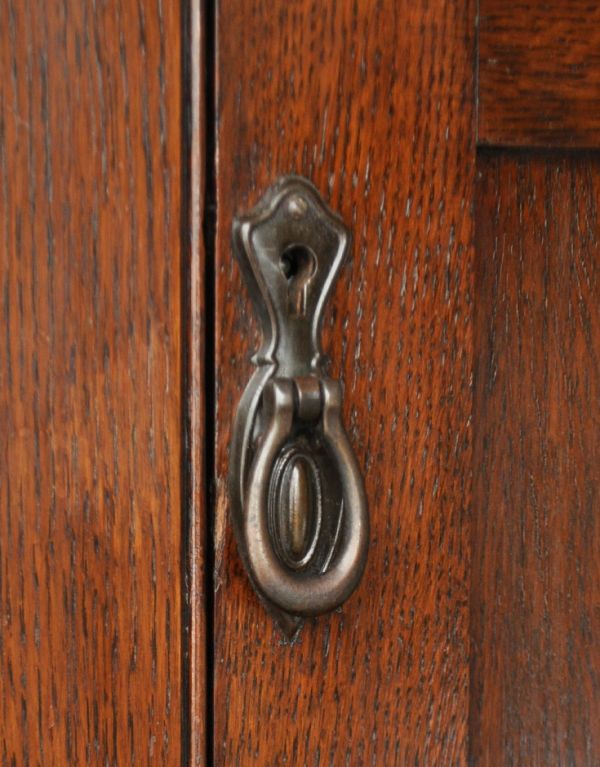 アンティークのキャビネット　アンティーク家具　丸い鏡付きのアンティーク英国家具、オーク材のホールローブ。重厚感のあるリングタイプの取っ手です。(q-438-f)