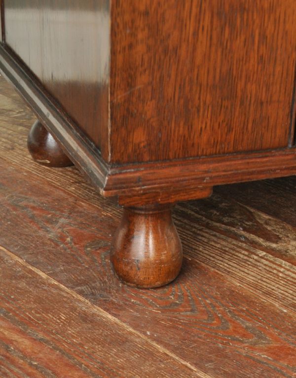 アンティークのキャビネット　アンティーク家具　丸い鏡付きのアンティーク英国家具、オーク材のホールローブ。安定感のある脚がしっかり支えます。(q-438-f)