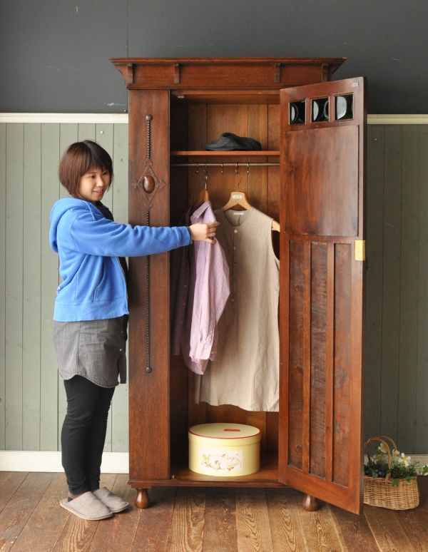 アンティークのキャビネット　アンティーク家具　丸い鏡付きのアンティーク英国家具、オーク材のホールローブ。一段仕切りがあるので、バッグや靴を整頓できます。(q-438-f)