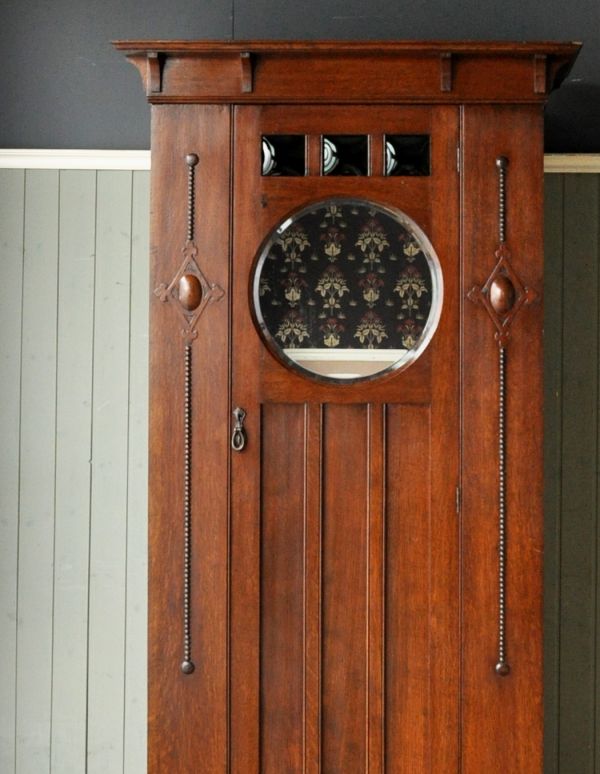 アンティークのキャビネット　アンティーク家具　丸い鏡付きのアンティーク英国家具、オーク材のホールローブ。外国製のワードローブは装飾があちこちにあるので、絵になるアイテム。(q-438-f)