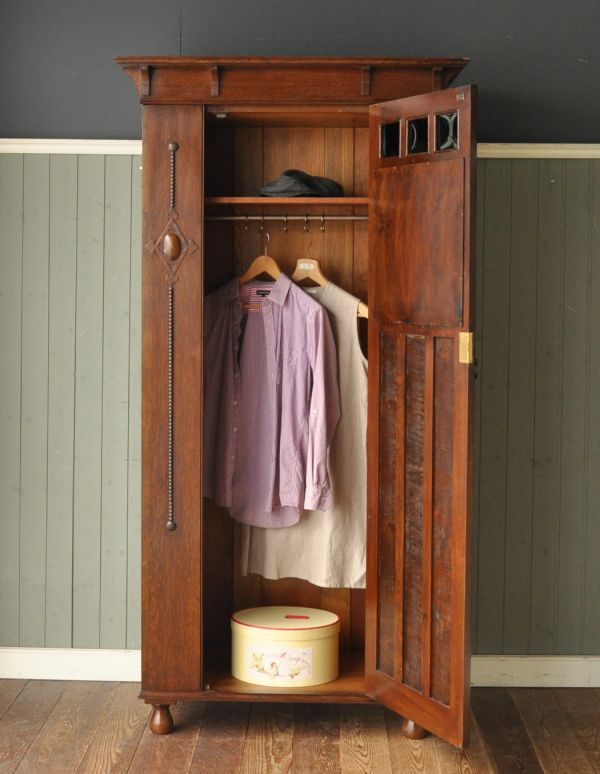 アンティークのキャビネット　アンティーク家具　丸い鏡付きのアンティーク英国家具、オーク材のホールローブ。毎日開くたび上質な大人の気分を味わえます。(q-438-f)