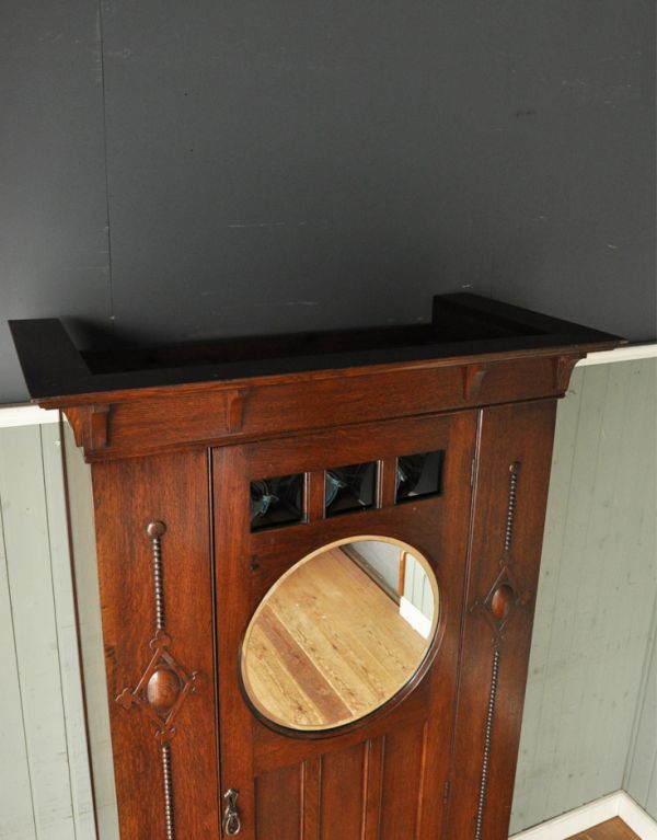 アンティークのキャビネット　アンティーク家具　丸い鏡付きのアンティーク英国家具、オーク材のホールローブ。天板です。(q-438-f)