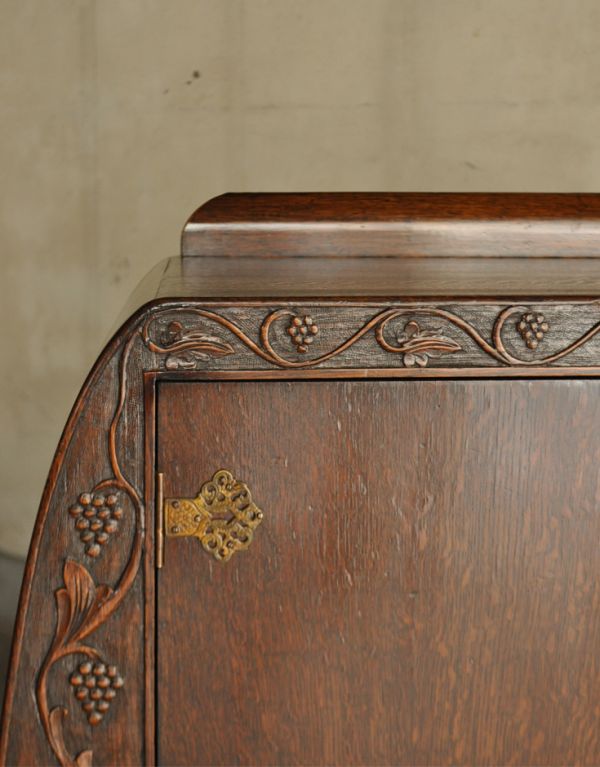 アンティーク家具 シックなチョコ色のアンティーク家具、英国デザインのサイドボード。隅々にまでしっかり装飾があります。(q-439-f)