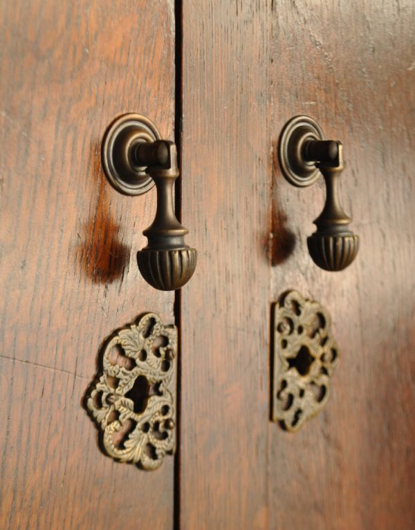 アンティーク家具 シックなチョコ色のアンティーク家具、英国デザインのサイドボード。扉には取っ手が付いています。(q-439-f)