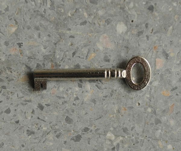 アンティーク家具 シックなチョコ色のアンティーク家具、英国デザインのサイドボード。アンティークのシンプルな鍵です。(q-439-f)