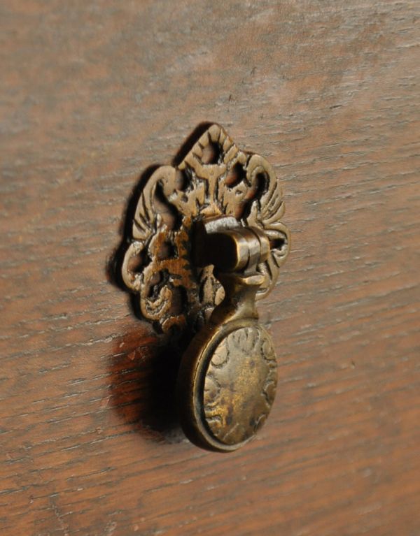 アンティーク家具 シックなチョコ色のアンティーク家具、英国デザインのサイドボード。引き出しの取っ手です。(q-439-f)