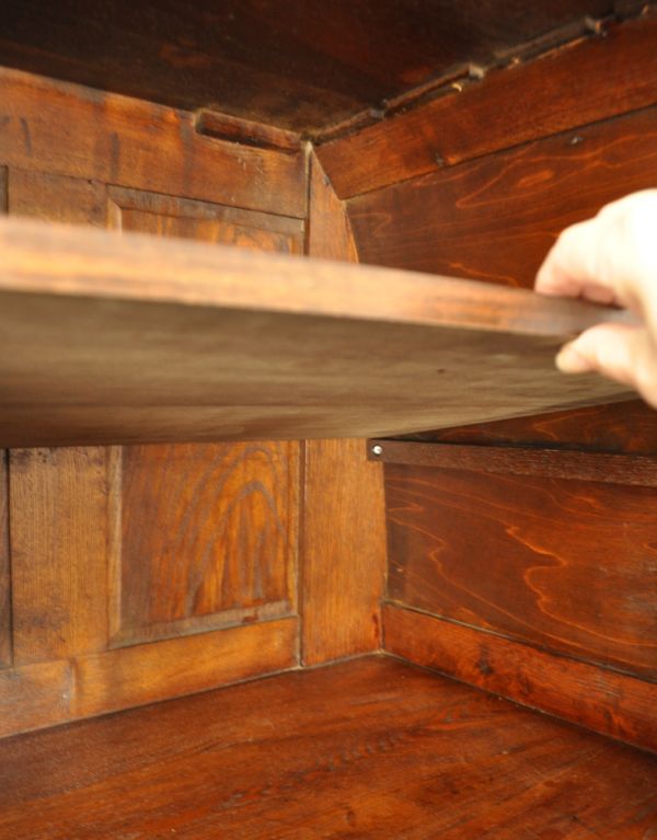 アンティーク家具 シックなチョコ色のアンティーク家具、英国デザインのサイドボード。棚板は可動します。(q-439-f)