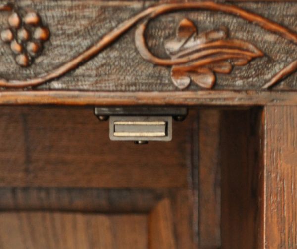 アンティーク家具 シックなチョコ色のアンティーク家具、英国デザインのサイドボード。扉にはマグネットが付いているので、開け閉めはスムーズです。(q-439-f)