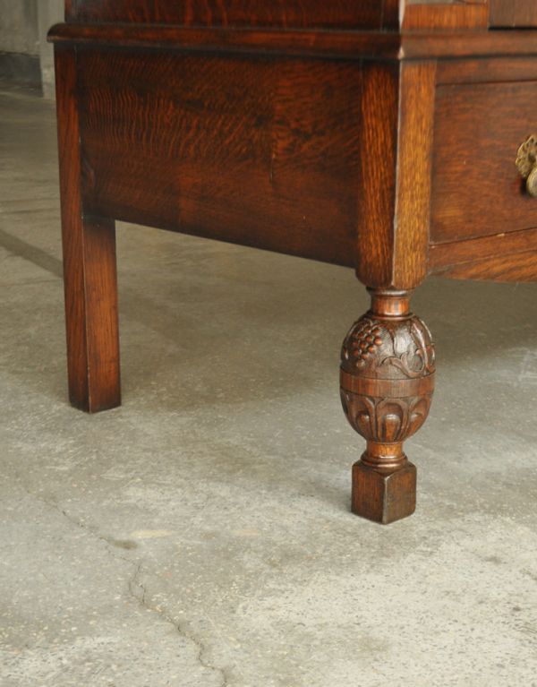 アンティーク家具 シックなチョコ色のアンティーク家具、英国デザインのサイドボード。どっしりとした貫禄のある脚。(q-439-f)