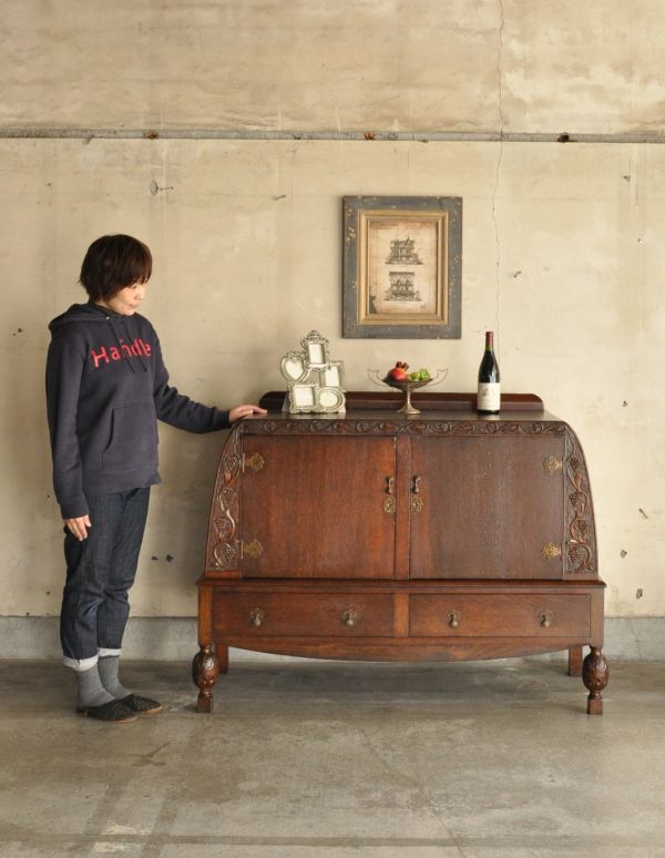 アンティーク家具 シックなチョコ色のアンティーク家具、英国デザインのサイドボード。美しい装飾が華やかなサイドボード。(q-439-f)