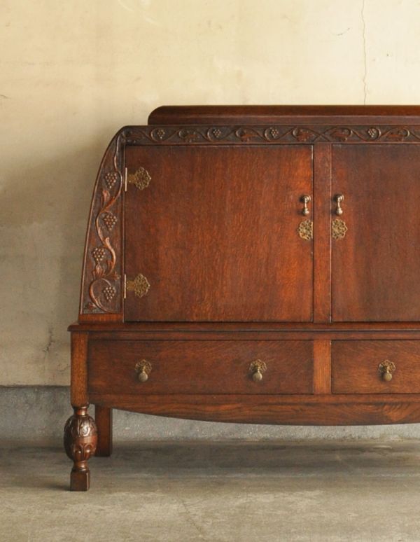 アンティーク家具 シックなチョコ色のアンティーク家具、英国デザインのサイドボード。重厚感があって、どこか和の美しさを感じます。(q-439-f)