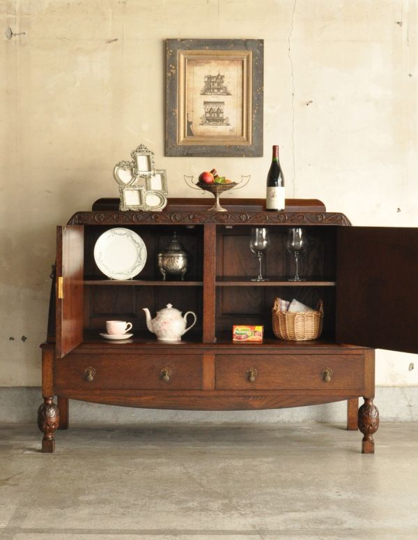 アンティーク家具 シックなチョコ色のアンティーク家具、英国デザインのサイドボード。扉を開くと、たっぷりの収納スペース。(q-439-f)