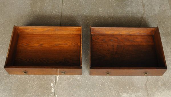 アンティーク家具 シックなチョコ色のアンティーク家具、英国デザインのサイドボード。引き出しは2杯あります。(q-439-f)