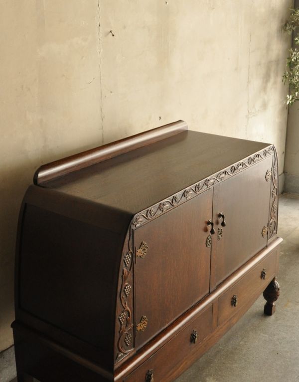 アンティーク家具 シックなチョコ色のアンティーク家具、英国デザインのサイドボード。天板もキレイに塗装を仕上げました。(q-439-f)