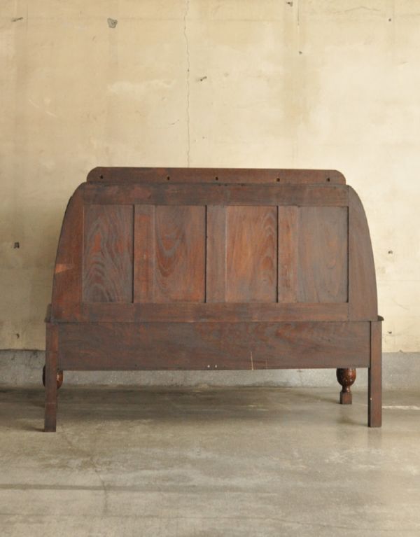 アンティーク家具 シックなチョコ色のアンティーク家具、英国デザインのサイドボード。きちんとメンテナンスしているので、裏から見てもキレイな状態です。(q-439-f)