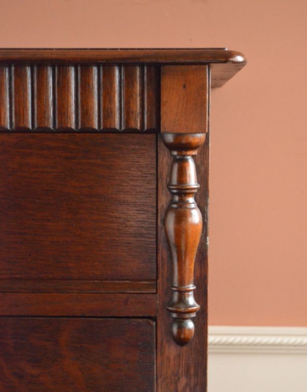 アンティーク家具　おしゃれなアンティーク英国家具、５杯引き出しのチェスト。繊細なカッティングが施されています。(q-440-f)