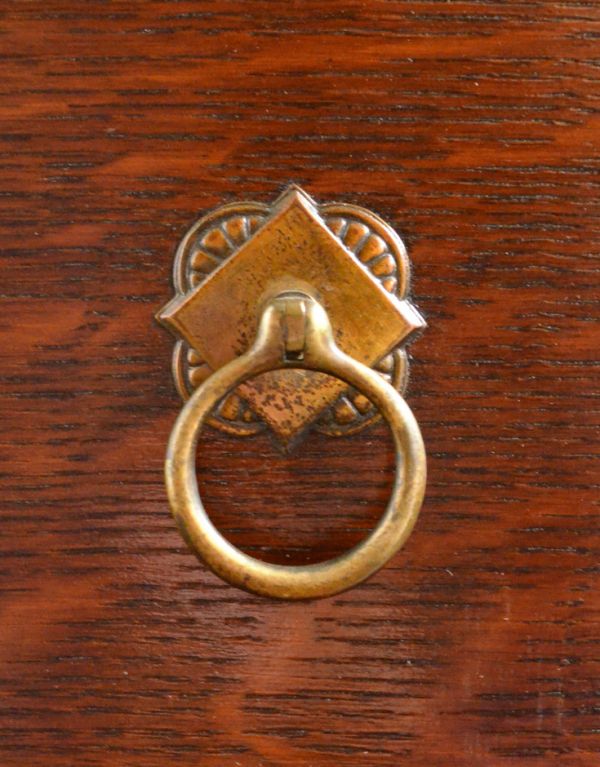 アンティーク家具　おしゃれなアンティーク英国家具、５杯引き出しのチェスト。アンティークらしい取っ手をそっと開くたびにときめきます。(q-440-f)