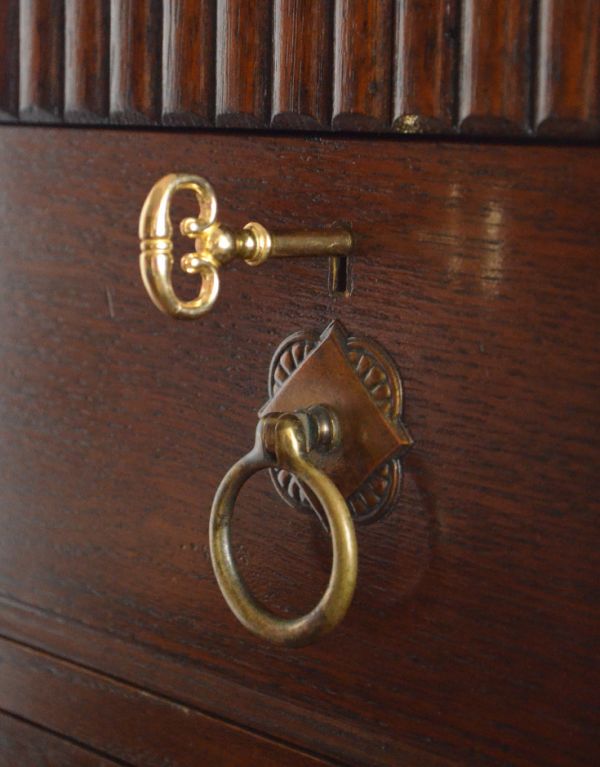 アンティーク家具　おしゃれなアンティーク英国家具、５杯引き出しのチェスト。最上段の小さい引き出し２杯には、鍵穴が付いています。(q-440-f)