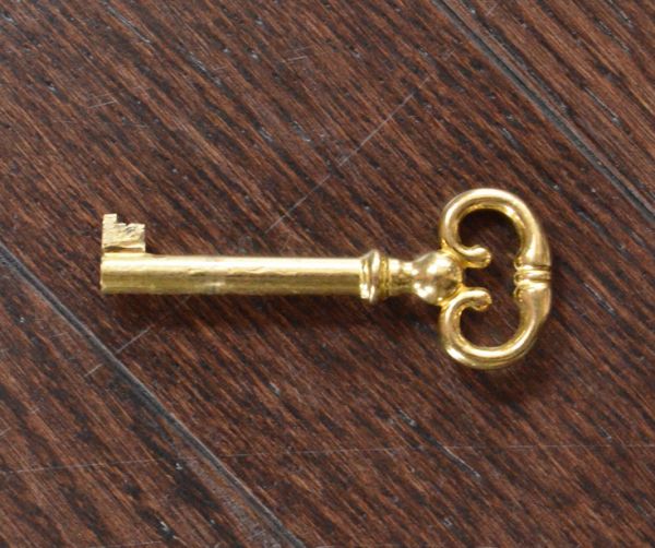 アンティーク家具　おしゃれなアンティーク英国家具、５杯引き出しのチェスト。アンティークの可愛らしい鍵です。(q-440-f)