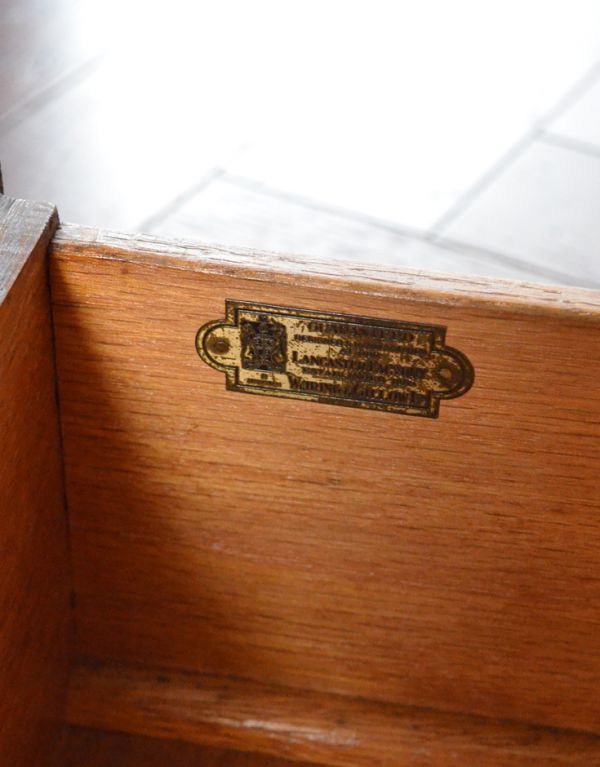 アンティーク家具　おしゃれなアンティーク英国家具、５杯引き出しのチェスト。メーカーのものと思われるタグが残っています。(q-440-f)