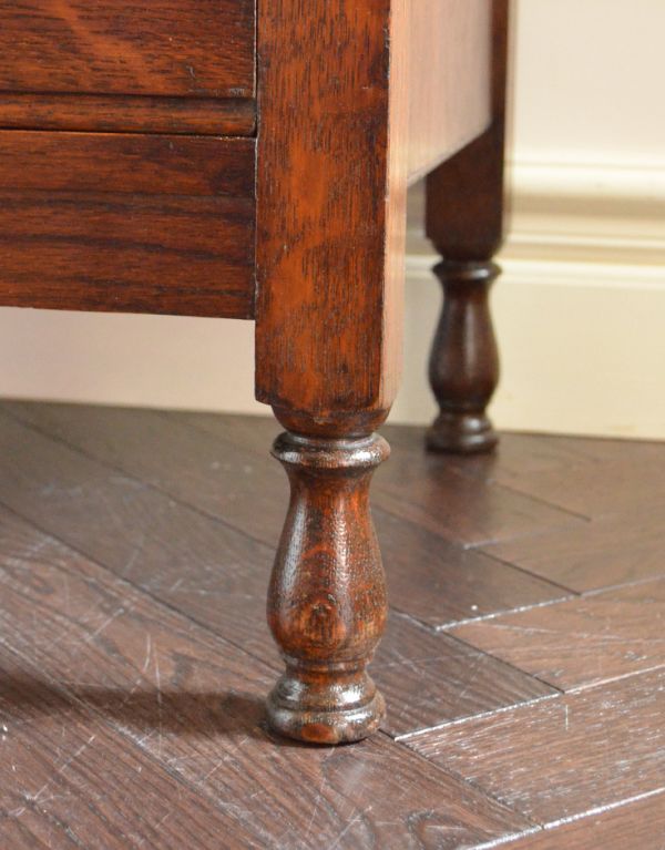 アンティーク家具　おしゃれなアンティーク英国家具、５杯引き出しのチェスト。すっきりと伸びた脚なのでお掃除しやすいです。(q-440-f)