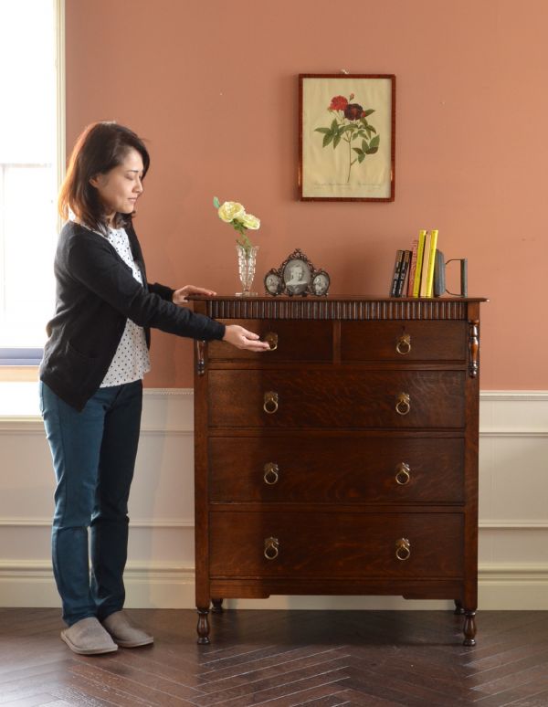 アンティーク家具　おしゃれなアンティーク英国家具、５杯引き出しのチェスト。濃い茶色なので和室にも合いますよ。(q-440-f)