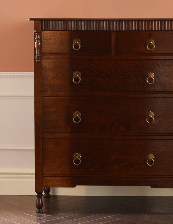 アンティーク家具　おしゃれなアンティーク英国家具、５杯引き出しのチェスト。落ち着きがあって高級な印象を与えてくれます。(q-440-f)