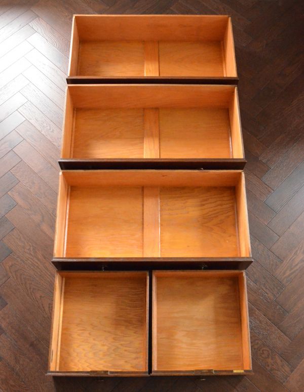 アンティーク家具　おしゃれなアンティーク英国家具、５杯引き出しのチェスト。引き出しは全部で５杯。(q-440-f)