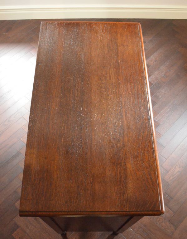 アンティーク家具　おしゃれなアンティーク英国家具、５杯引き出しのチェスト。天板も木目がとってもキレイです。(q-440-f)