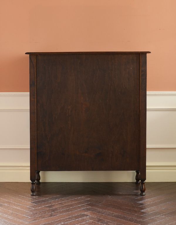 アンティーク家具　おしゃれなアンティーク英国家具、５杯引き出しのチェスト。裏側もキチンと仕上げているので、キレイな状態です。(q-440-f)