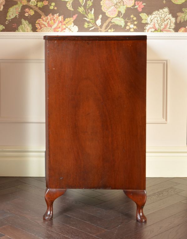アンティークのチェスト　アンティーク家具　上品なアンティークの英国家具、マホガニー材の４段チェスト。サイドから見ても絵になります。(q-442-f)
