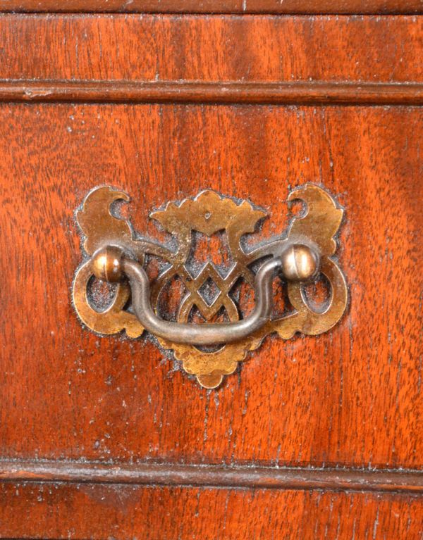 アンティークのチェスト　アンティーク家具　上品なアンティークの英国家具、マホガニー材の４段チェスト。アンティークならではの重厚感のある取っ手です。(q-442-f)
