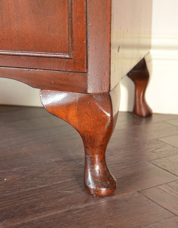 アンティークのチェスト　アンティーク家具　上品なアンティークの英国家具、マホガニー材の４段チェスト。脚付きのタイプは、風通しがいいです。(q-442-f)