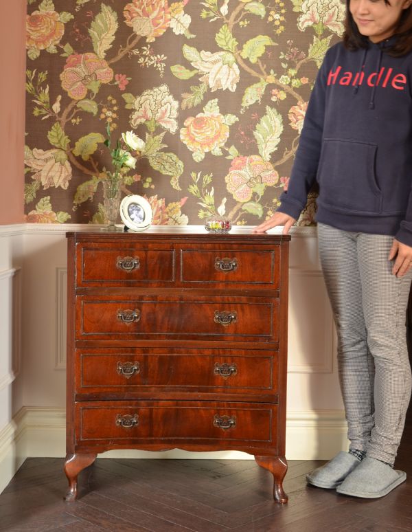 アンティークのチェスト　アンティーク家具　上品なアンティークの英国家具、マホガニー材の４段チェスト。他の家具とのバランスもとりやすく、飽きずに長くお使い頂けます。(q-442-f)