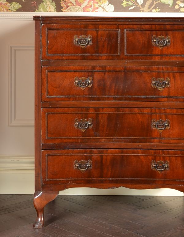 アンティークのチェスト　アンティーク家具　上品なアンティークの英国家具、マホガニー材の４段チェスト。収納力もしっかりしていて頼もしいチェスト。(q-442-f)