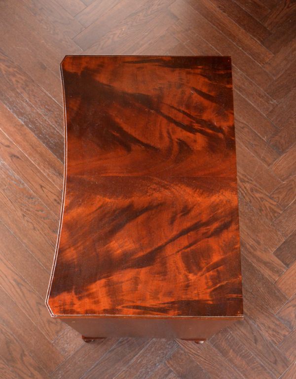 アンティークのチェスト　アンティーク家具　上品なアンティークの英国家具、マホガニー材の４段チェスト。天板も木目がとってもキレイです。(q-442-f)