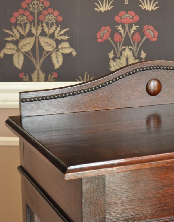 アンティークのキャビネット　アンティーク家具　ステンドグラス入りのコンパクトなアンティークガラスキャビネット。素敵な装飾ですよね〜！女性心をくすぐるデザインが気に入っています。(q-443-f)