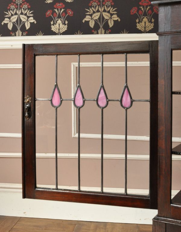 アンティークのキャビネット　アンティーク家具　ステンドグラス入りのコンパクトなアンティークガラスキャビネット。ガラスも当時のもの。(q-443-f)