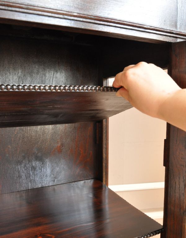 アンティークのキャビネット　アンティーク家具　ステンドグラス入りのコンパクトなアンティークガラスキャビネット。棚板も取り外し可能です。(q-443-f)