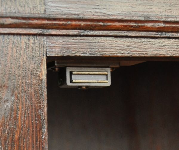 アンティークのキャビネット　アンティーク家具　ステンドグラス入りのコンパクトなアンティークガラスキャビネット。扉にはマグネットが付いているので、開け閉めがスムーズです。(q-443-f)