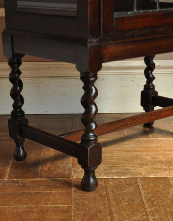 アンティークのキャビネット　アンティーク家具　ステンドグラス入りのコンパクトなアンティークガラスキャビネット。安定感のある脚がしっかり支えます。(q-443-f)